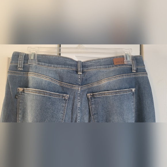 LIKE NEW medium blue dad jeans feature a high-rise cross-over waistband - Picture 7 of 8